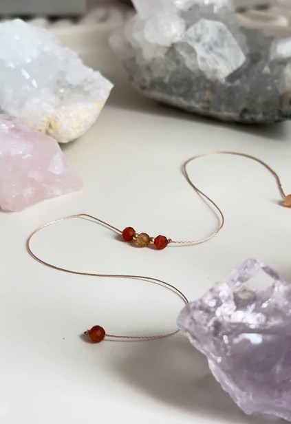 karneol karnelian Bransoletki szczęścia z kamieni naturalnych Bransoletki z cytrynem, kwarcem różowym Bransoletki z intencją na sznurku.jpeg