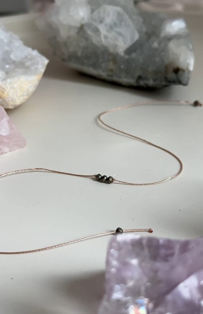 piryt złoto głupców Bransoletki szczęścia z kamieni naturalnych Bransoletki z cytrynem, kwarcem różowym Bransoletki z intencją na sznurku.jpeg