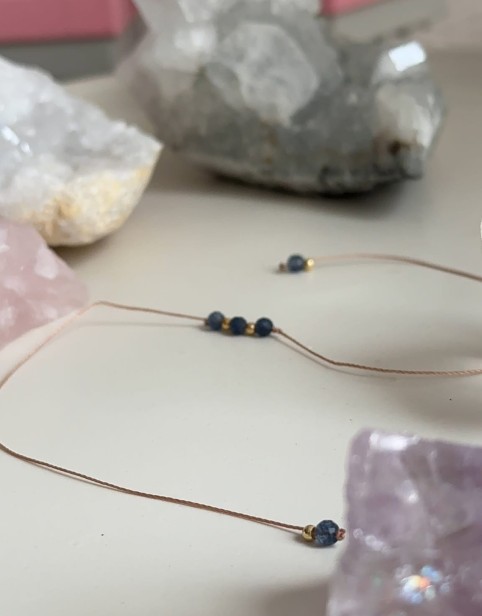 szafir szafirek Bransoletki szczęścia z kamieni naturalnych Bransoletki z cytrynem, kwarcem różowym Bransoletki z intencją na sznurku.jpeg