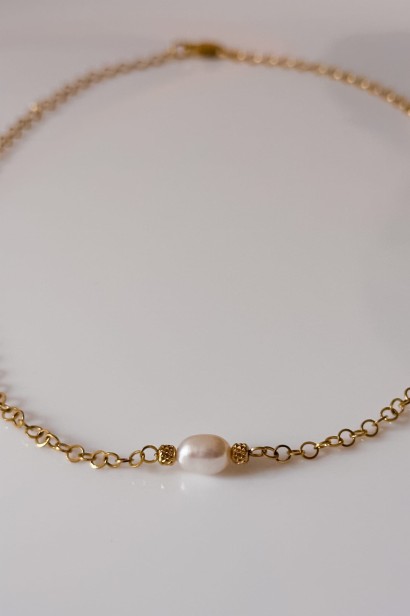 naszyjnik z perłą, złoty naszyjnik z perłą, delikatny naszyjnik z perełką, naszyjnik z łańcuszka ze stali nierdzewnej, naszyjnik z okrągłych ogniwek, minimalistyczny naszyjnik damski, elegancki naszyjnik z perełką, biżuteria ze stali nierdzewnej