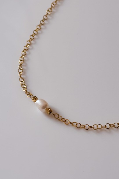 naszyjnik z perłą, złoty naszyjnik z perłą, delikatny naszyjnik z perełką, naszyjnik z łańcuszka ze stali nierdzewnej, naszyjnik z okrągłych ogniwek, minimalistyczny naszyjnik damski, elegancki naszyjnik z perełką, biżuteria ze stali nierdzewnej