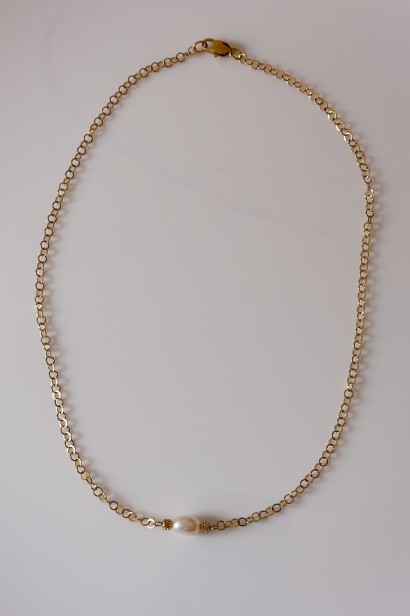 naszyjnik z perłą, złoty naszyjnik z perłą, delikatny naszyjnik z perełką, naszyjnik z łańcuszka ze stali nierdzewnej, naszyjnik z okrągłych ogniwek, minimalistyczny naszyjnik damski, elegancki naszyjnik z perełką, biżuteria ze stali nierdzewnej