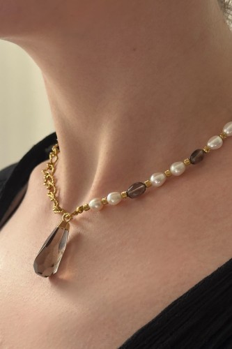 naszyjnik z pereł słodkowodnych, naszyjnik z kwarcu dymnego, biżuteria handmade, unikatowy naszyjnik, elegancka biżuteria ze stali