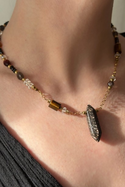 naszyjnik z kamieni naturalnych, naszyjnik z rodonitu, biżuteria handmade, unikatowy naszyjnik, elegancka biżuteria ze stali