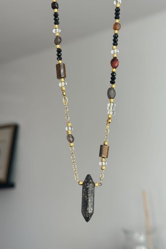 naszyjnik z kamieni naturalnych, naszyjnik z rodonitu, biżuteria handmade, unikatowy naszyjnik, elegancka biżuteria ze stali