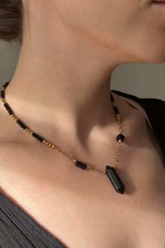 naszyjnik z onyksu, naszyjnik z czarnego turmalinu, biżuteria handmade, unikatowy naszyjnik, elegancka czarna biżuteria