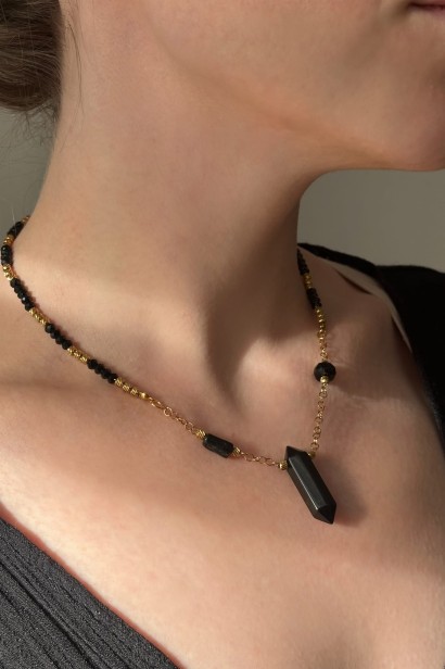 naszyjnik z onyksu, naszyjnik z czarnego turmalinu, biżuteria handmade, unikatowy naszyjnik, elegancka czarna biżuteria