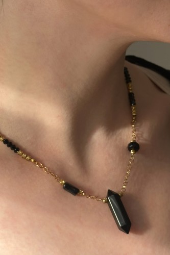 naszyjnik z onyksu, naszyjnik z czarnego turmalinu, biżuteria handmade, unikatowy naszyjnik, elegancka czarna biżuteria