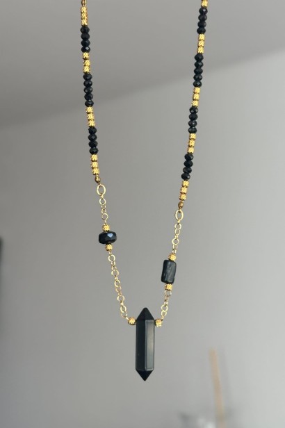 naszyjnik z onyksu, naszyjnik z czarnego turmalinu, biżuteria handmade, unikatowy naszyjnik, elegancka czarna biżuteria