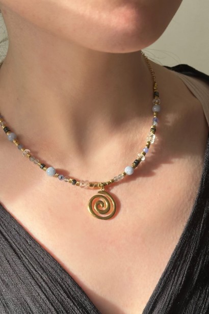 naszyjnik z kryształu górskiego, naszyjnik z labradorytu, biżuteria handmade, unikatowy naszyjnik, symbol spirali, elegancka biżuteria ze stali