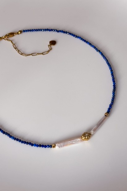 naszyjnik z lapis lazuli i perłą, komplet biżuterii z lapisem, ręcznie robiona biżuteria, elegancka biżuteria damska, zestaw biżuterii na prezent, perła naturalna biżuteria, stal szlachetna 316L