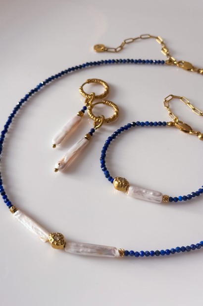 naszyjnik z lapis lazuli i perłą, komplet biżuterii z lapisem, ręcznie robiona biżuteria, elegancka biżuteria damska, zestaw biżuterii na prezent, perła naturalna biżuteria, stal szlachetna 316L