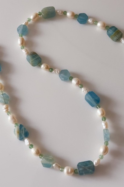 naszyjnik z kalcytem, perłami i apatytem, błękitny naszyjnik handmade, unikatowa biżuteria naturalna, elegancki naszyjnik z kamieni