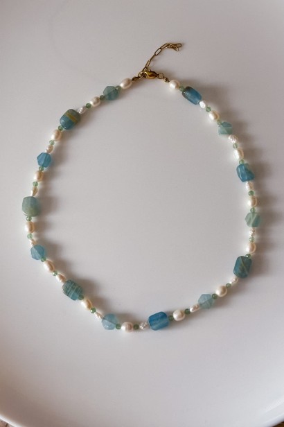 naszyjnik z kalcytem, perłami i apatytem, błękitny naszyjnik handmade, unikatowa biżuteria naturalna, elegancki naszyjnik z kamieni