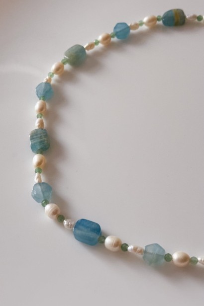 naszyjnik z kalcytem, perłami i apatytem, błękitny naszyjnik handmade, unikatowa biżuteria naturalna, elegancki naszyjnik z kamieni