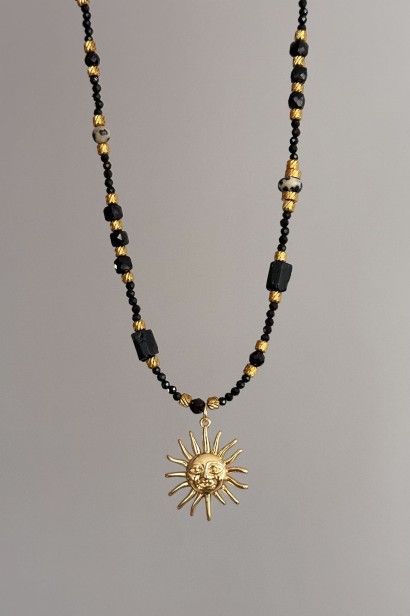 naszyjnik z czarnego turmalinu, naszyjnik z jaspisu dalmatyńskiego, naszyjnik ze słońcem, biżuteria handmade, unikatowy naszyjnik ochronny