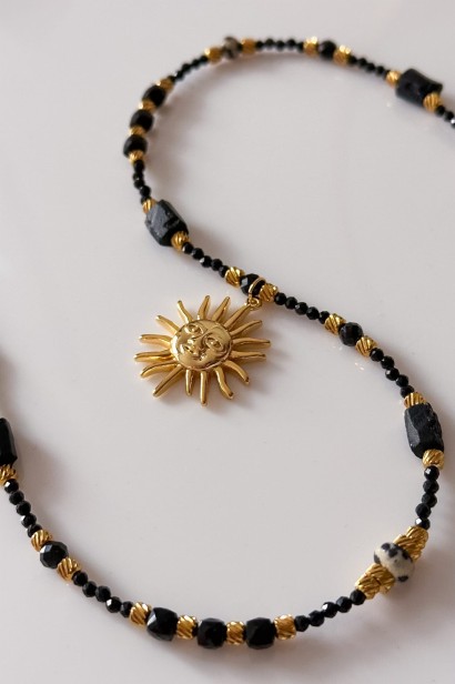 naszyjnik z czarnego turmalinu, naszyjnik z jaspisu dalmatyńskiego, naszyjnik ze słońcem, biżuteria handmade, unikatowy naszyjnik ochronny