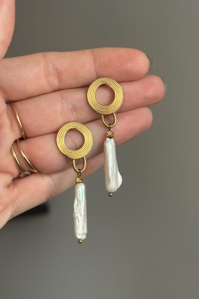 wiszące kolczyki z pereł, kolczyki z perłą hodowlaną, eleganckie kolczyki handmade, perły naturalne biżuteria, kolczyki stal szlachetna