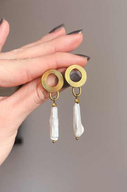 wiszące kolczyki z pereł, kolczyki z perłą hodowlaną, eleganckie kolczyki handmade, perły naturalne biżuteria, kolczyki stal szlachetna