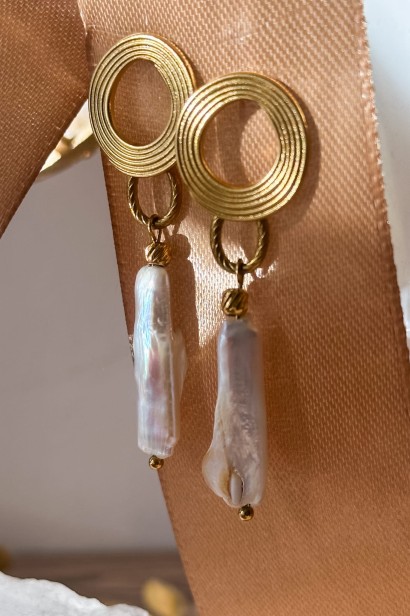 wiszące kolczyki z pereł, kolczyki z perłą hodowlaną, eleganckie kolczyki handmade, perły naturalne biżuteria, kolczyki stal szlachetna