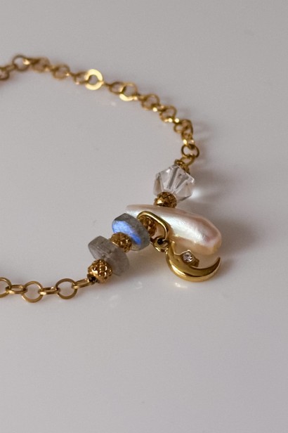 bransoletka z perłą i labradorytem, bransoletka księżyc, delikatna bransoletka handmade, bransoletka z kryształem górskim, biżuteria z kamieni naturalnych