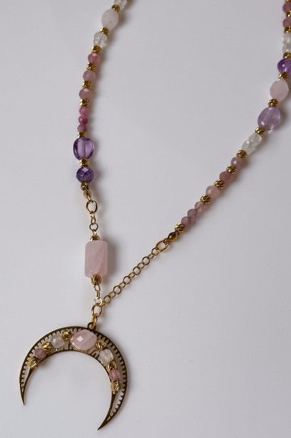 Naszyjnik lunula z kwarcem różowym i turmalinem, unikat Lulobelia, biżuteria z kamieniami naturalnymi, symboliczny naszyjnik księżycowy.