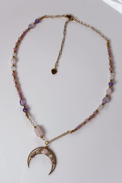 Naszyjnik lunula z kwarcem różowym i turmalinem, unikat Lulobelia, biżuteria z kamieniami naturalnymi, symboliczny naszyjnik księżycowy.