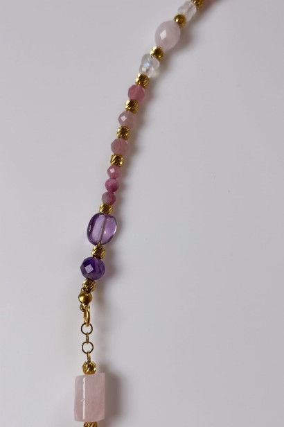 Naszyjnik lunula z kwarcem różowym i turmalinem, unikat Lulobelia, biżuteria z kamieniami naturalnymi, symboliczny naszyjnik księżycowy.