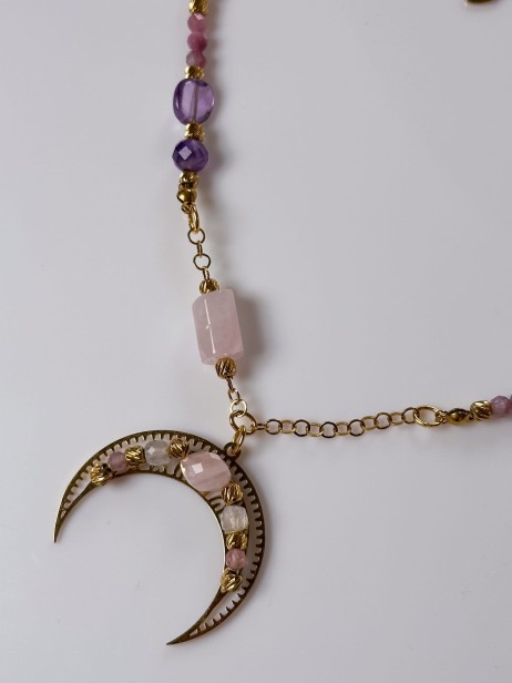 Naszyjnik lunula z kwarcem różowym i turmalinem, unikat Lulobelia, biżuteria z kamieniami naturalnymi, symboliczny naszyjnik księżycowy.