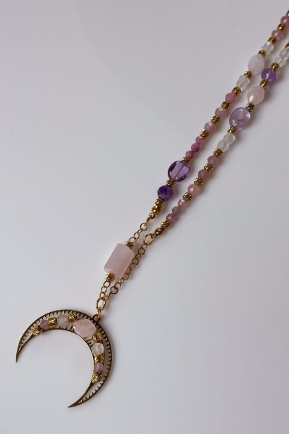 Naszyjnik lunula z kwarcem różowym i turmalinem, unikat Lulobelia, biżuteria z kamieniami naturalnymi, symboliczny naszyjnik księżycowy.