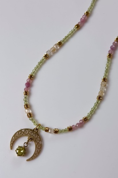 Naszyjnik lunula z cytrynem i oliwinem, unikat Lulobelia, biżuteria z kamieniami naturalnymi, kwarc różowy, różowy turmalin, symboliczny naszyjnik.