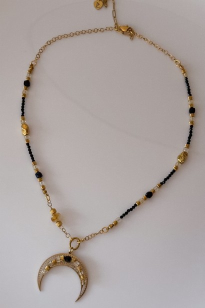 Naszyjnik Lunula Girl Boss z cytrynem i czarnym turmalinem — unikatowa biżuteria ze stali szlachetnej, symbol siły i kobiecej energii.