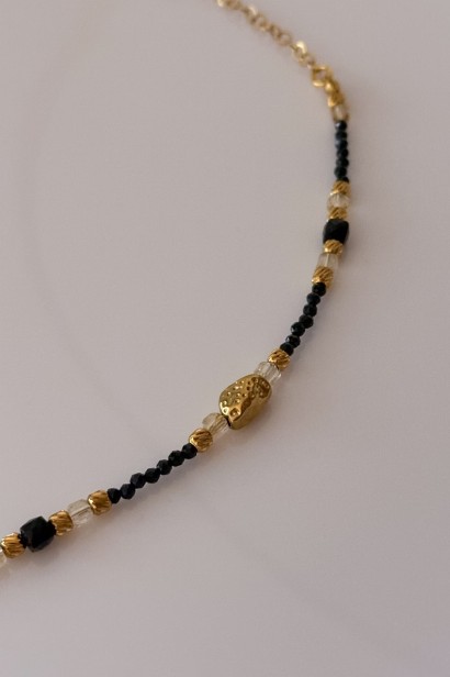 Naszyjnik Lunula Girl Boss z cytrynem i czarnym turmalinem — unikatowa biżuteria ze stali szlachetnej, symbol siły i kobiecej energii.