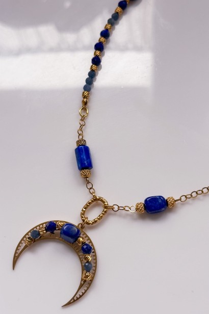 Naszyjnik z lapis lazuli i szafirem, Lunula dla pewnej siebie kobiety. Ręcznie robiona biżuteria z kamieni naturalnych, symbol komunikacji i siły.