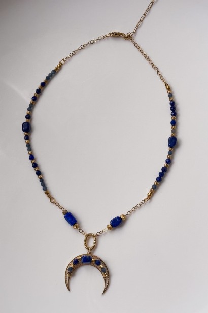 Naszyjnik z lapis lazuli i szafirem, Lunula dla pewnej siebie kobiety. Ręcznie robiona biżuteria z kamieni naturalnych, symbol komunikacji i siły.