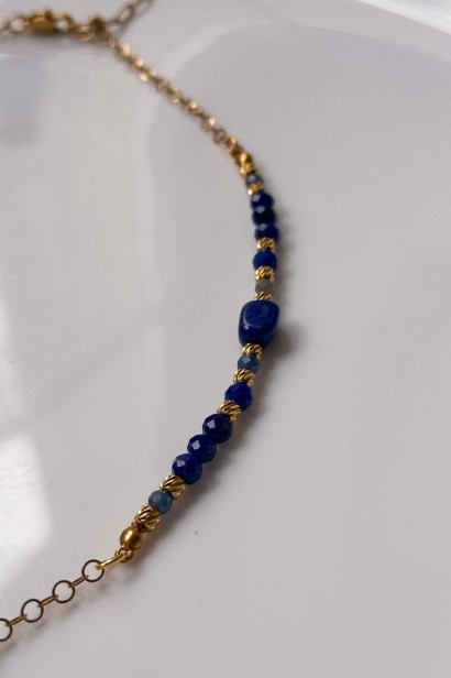 Naszyjnik z lapis lazuli i szafirem, Lunula dla pewnej siebie kobiety. Ręcznie robiona biżuteria z kamieni naturalnych, symbol komunikacji i siły.