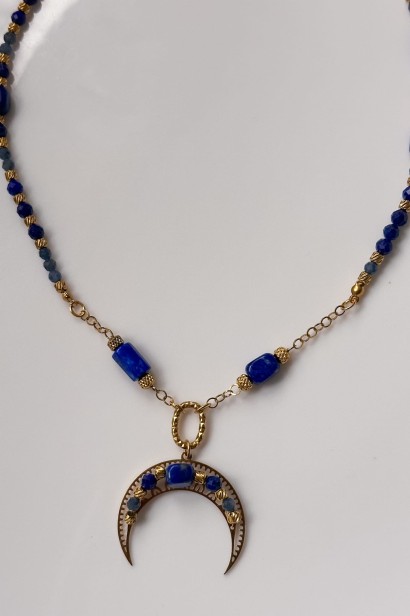 Naszyjnik z lapis lazuli i szafirem, Lunula dla pewnej siebie kobiety. Ręcznie robiona biżuteria z kamieni naturalnych, symbol komunikacji i siły.