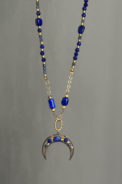 Naszyjnik z lapis lazuli i szafirem, Lunula dla pewnej siebie kobiety. Ręcznie robiona biżuteria z kamieni naturalnych, symbol komunikacji i siły.