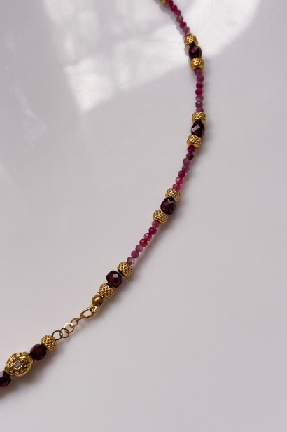 Naszyjnik Lunula z rubinem, granatem, turmalinem i karneolem — unikatowa biżuteria z naturalnych kamieni dla kobiet pełnych mocy.