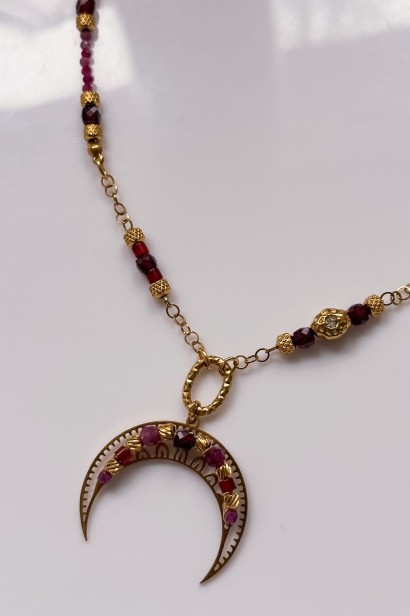 Naszyjnik Lunula z rubinem, granatem, turmalinem i karneolem — unikatowa biżuteria z naturalnych kamieni dla kobiet pełnych mocy.