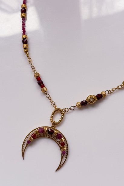 Naszyjnik Lunula z rubinem, granatem, turmalinem i karneolem — unikatowa biżuteria z naturalnych kamieni dla kobiet pełnych mocy.