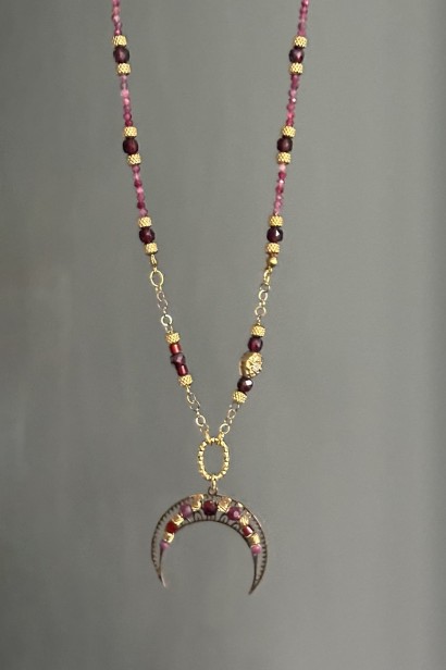 Naszyjnik Lunula z rubinem, granatem, turmalinem i karneolem — unikatowa biżuteria z naturalnych kamieni dla kobiet pełnych mocy.