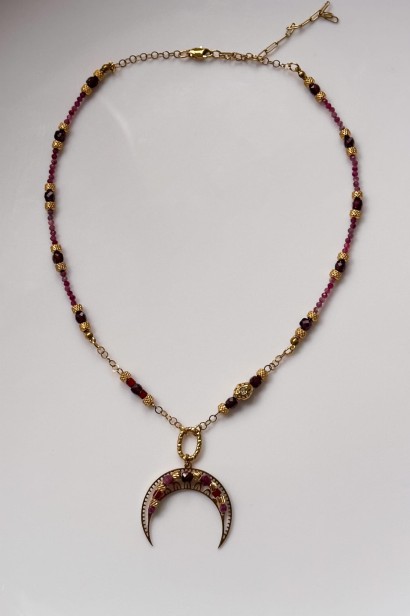 Naszyjnik Lunula z rubinem, granatem, turmalinem i karneolem — unikatowa biżuteria z naturalnych kamieni dla kobiet pełnych mocy.