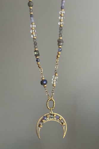 Naszyjnik lunula z labradorytem, tanzanitem i kryształem górskim — unikatowa biżuteria dla kobiet kierujących się intuicją.