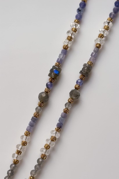 Naszyjnik lunula z labradorytem, tanzanitem i kryształem górskim — unikatowa biżuteria dla kobiet kierujących się intuicją.