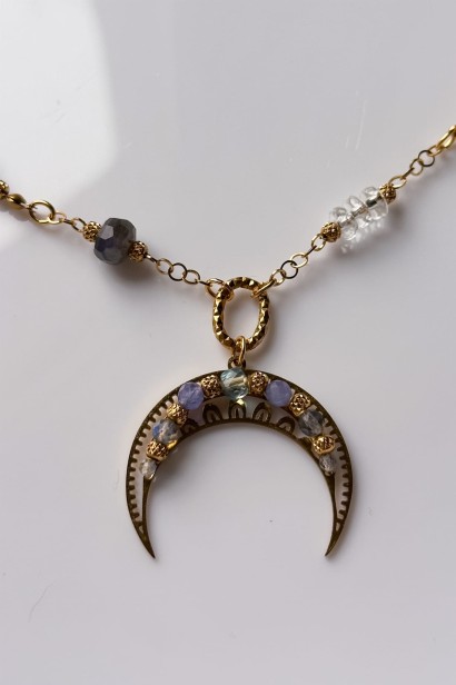 Naszyjnik lunula z labradorytem, tanzanitem i kryształem górskim — unikatowa biżuteria dla kobiet kierujących się intuicją.