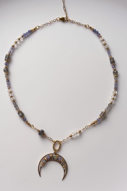 Naszyjnik lunula z labradorytem, tanzanitem i kryształem górskim — unikatowa biżuteria dla kobiet kierujących się intuicją.