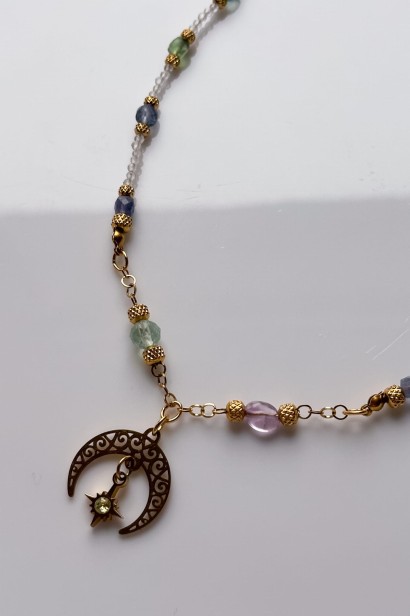 Naszyjnik lunula z fluorytem, ametrynem i kryształem górskim — unikatowa biżuteria dla kobiet pełnych pomysłów i inspiracji.