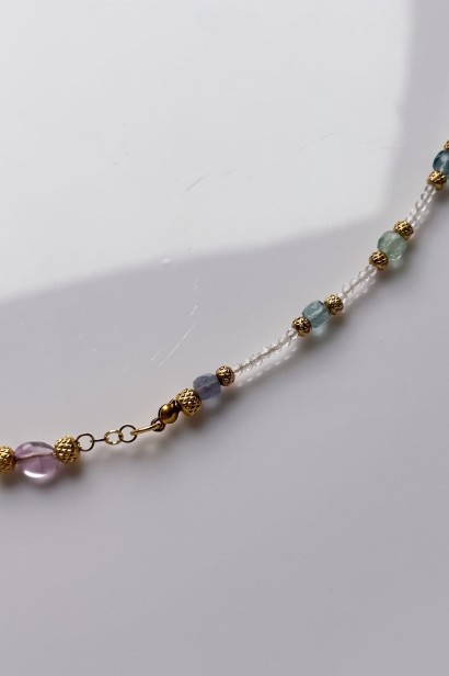Naszyjnik lunula z fluorytem, ametrynem i kryształem górskim — unikatowa biżuteria dla kobiet pełnych pomysłów i inspiracji.