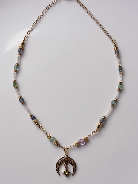 Naszyjnik lunula z fluorytem, ametrynem i kryształem górskim — unikatowa biżuteria dla kobiet pełnych pomysłów i inspiracji.
